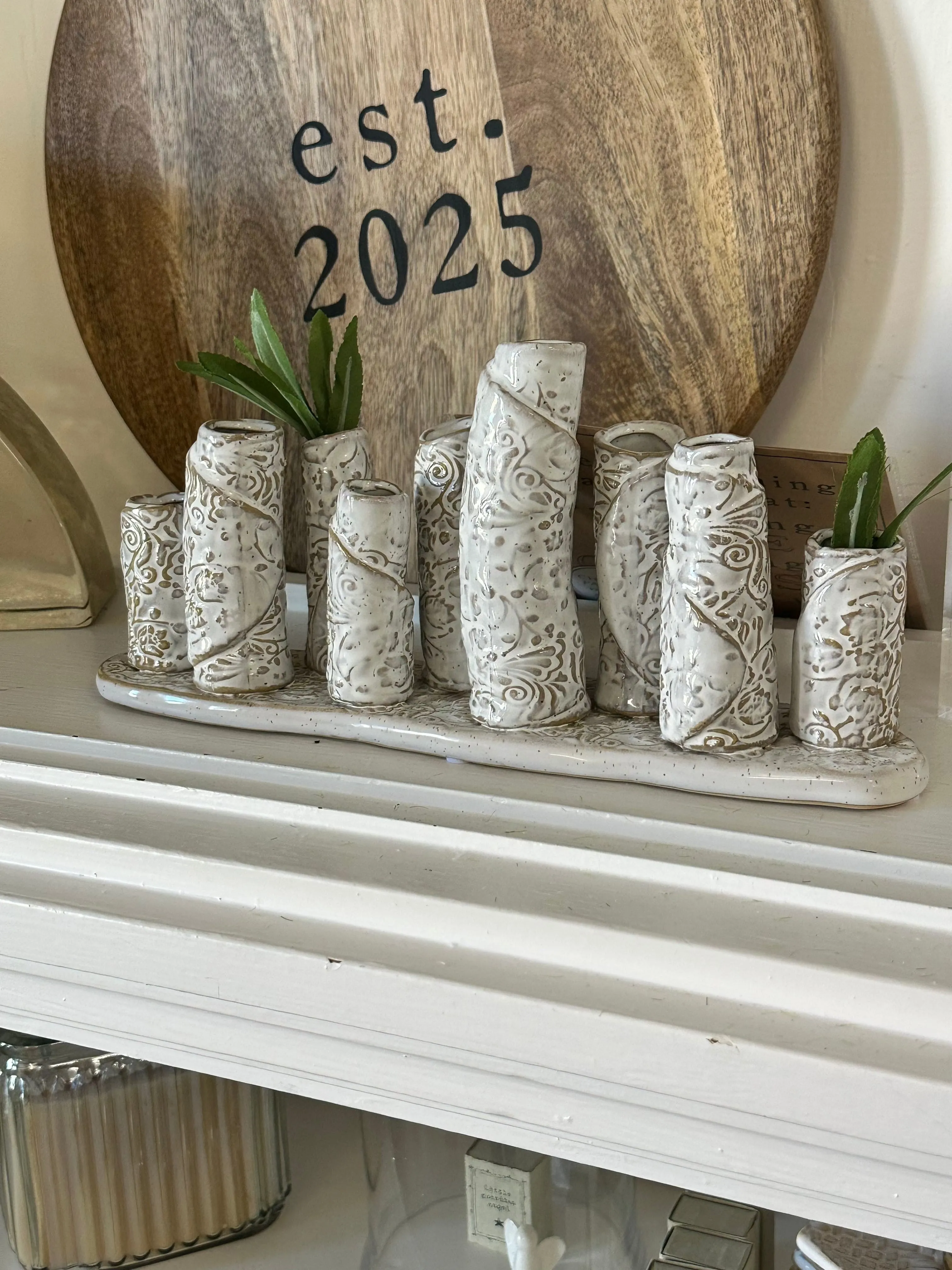 Multi-Vase Embossed Clay Pearly White Single Platform